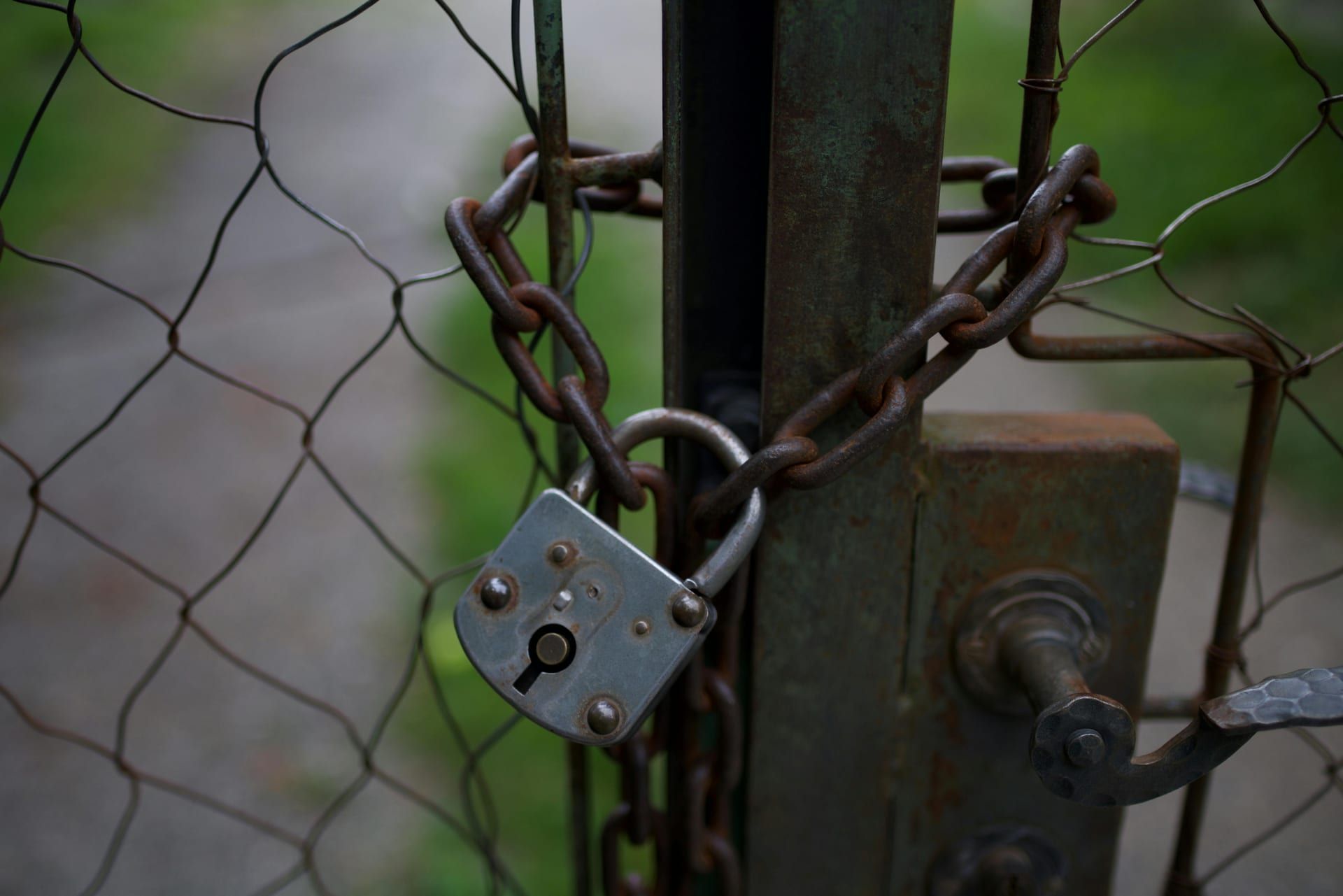 Hanging a fence gate with hardware